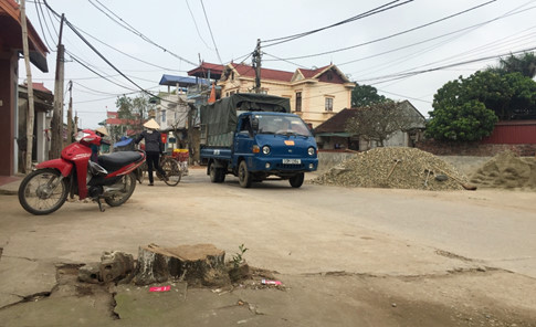 Hà[-]Nội:[-]Cả[-]trăm[-]cây[-]xanh[-]bị[-]chặt[-]hạ[-]sau[-]đợt[-]ra[-]quân[-]"đòi"[-]vỉa[-]hè